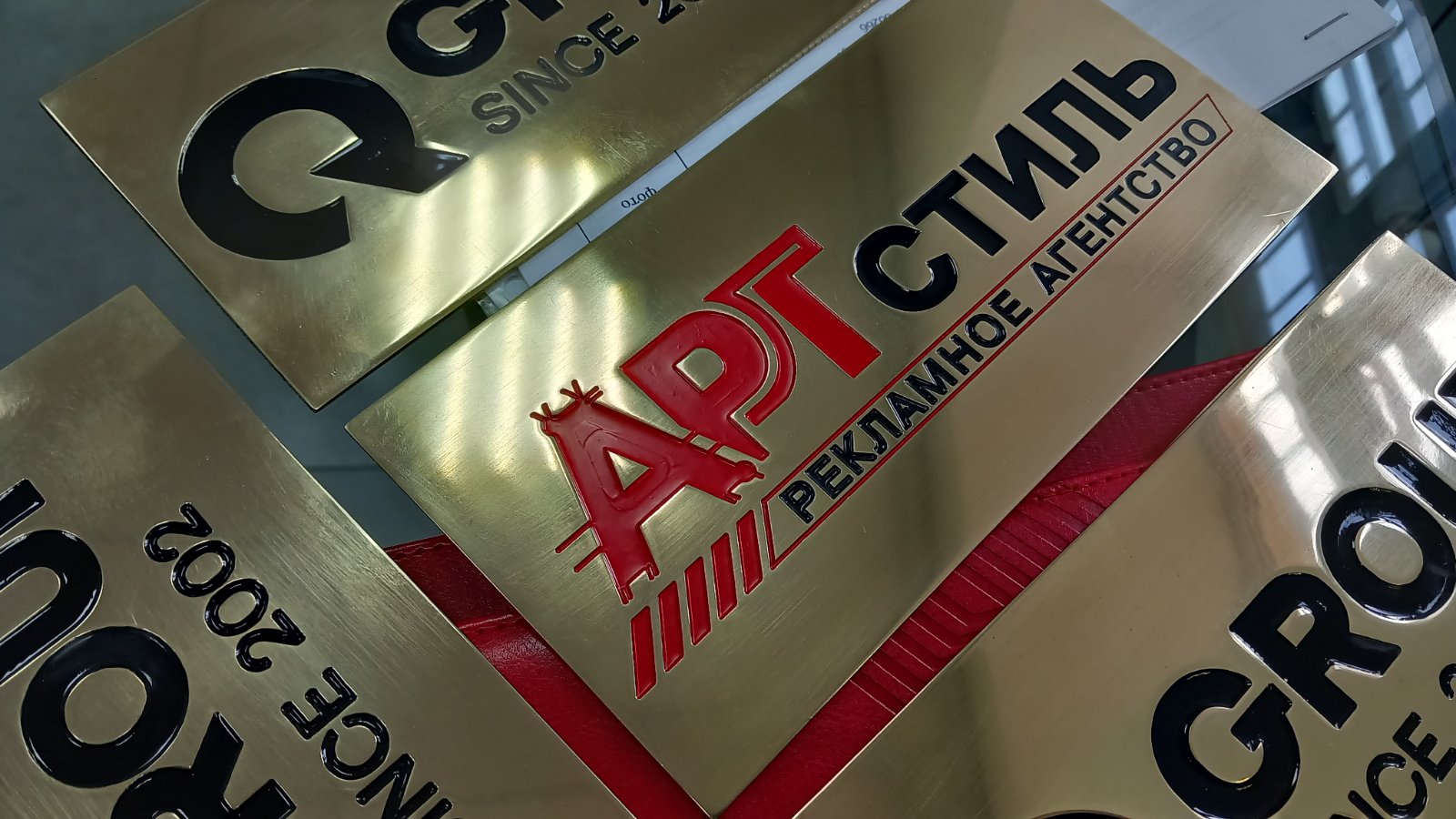 Рекламные таблички на латуни. Цветные