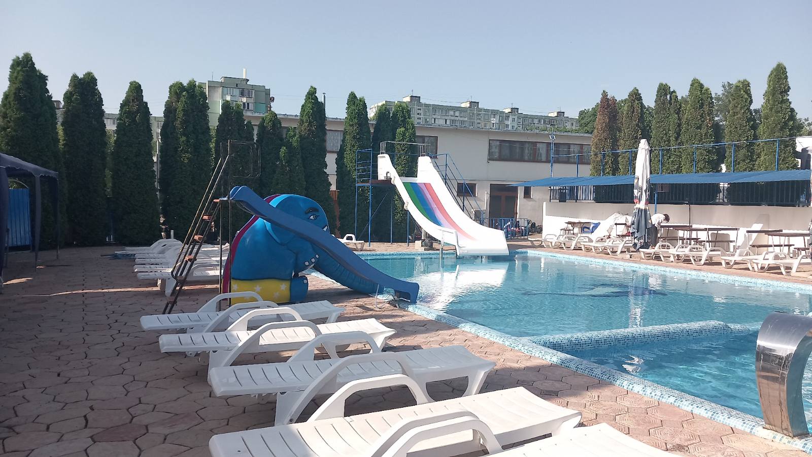 OAZIS PARK Бендеры: чистый бассейн, зоны отдыха. Приезжай!
