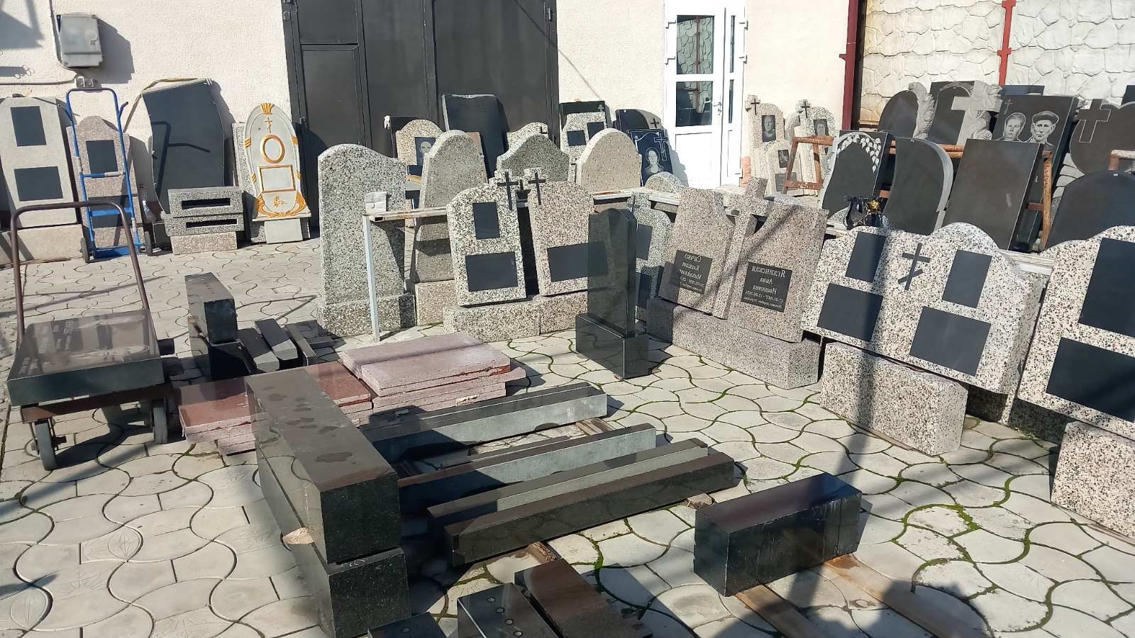 Памятники из черного и цветного гранита
