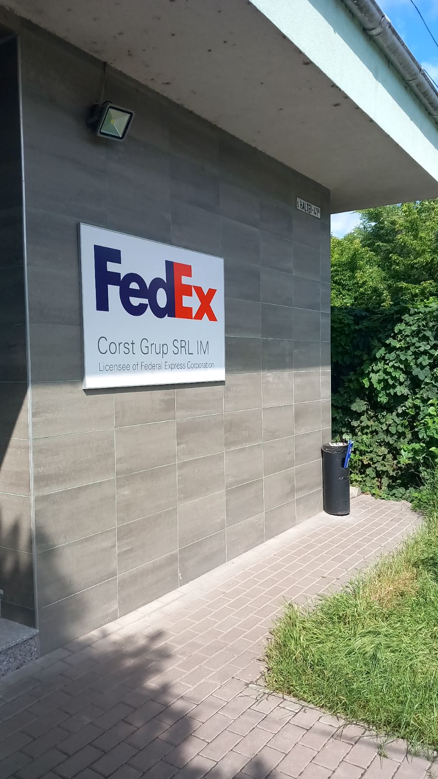 Fedex вывеска международной транспортной компании в Кишиневе