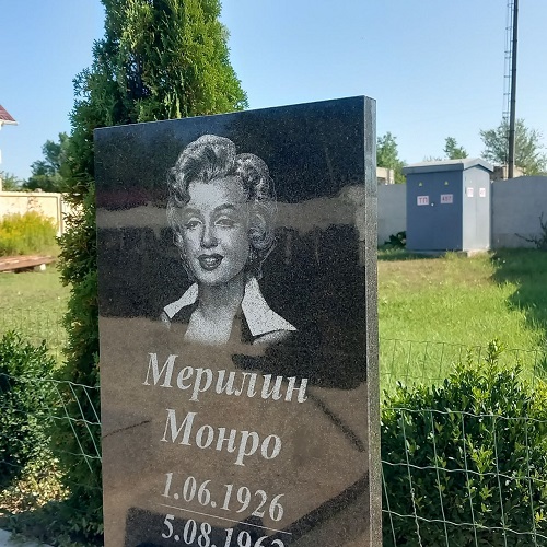 Выразительные и точные портреты на гранитном памятнике по фотографии заказчика под заказ в Тирасполе