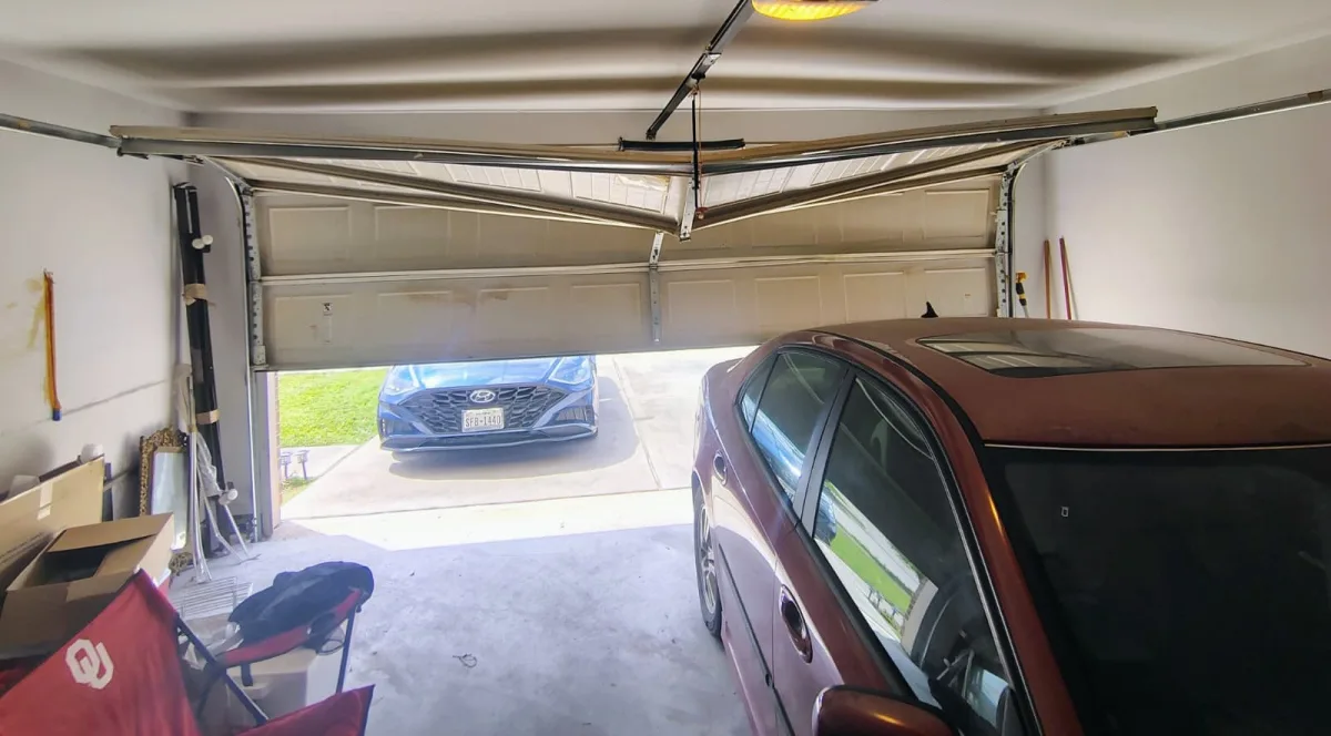 TEXAS, Houston - Garage door jammed