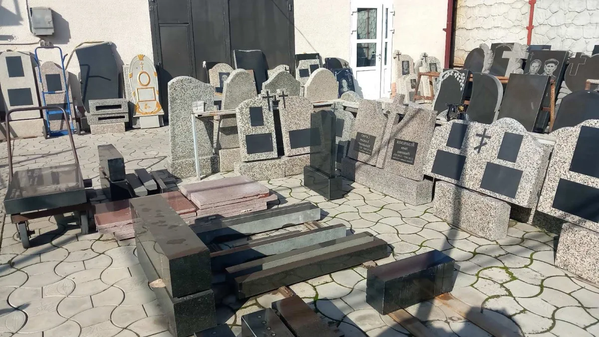 Памятники из черного и цветного гранита