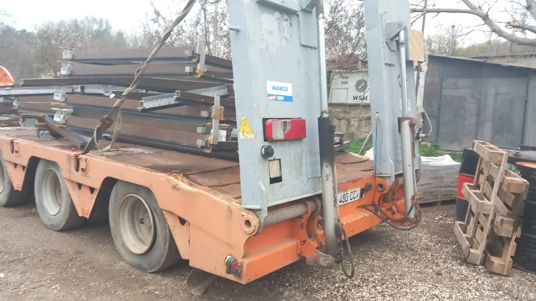 Închiriere platformă pentru transportarea utilajelor de construcții