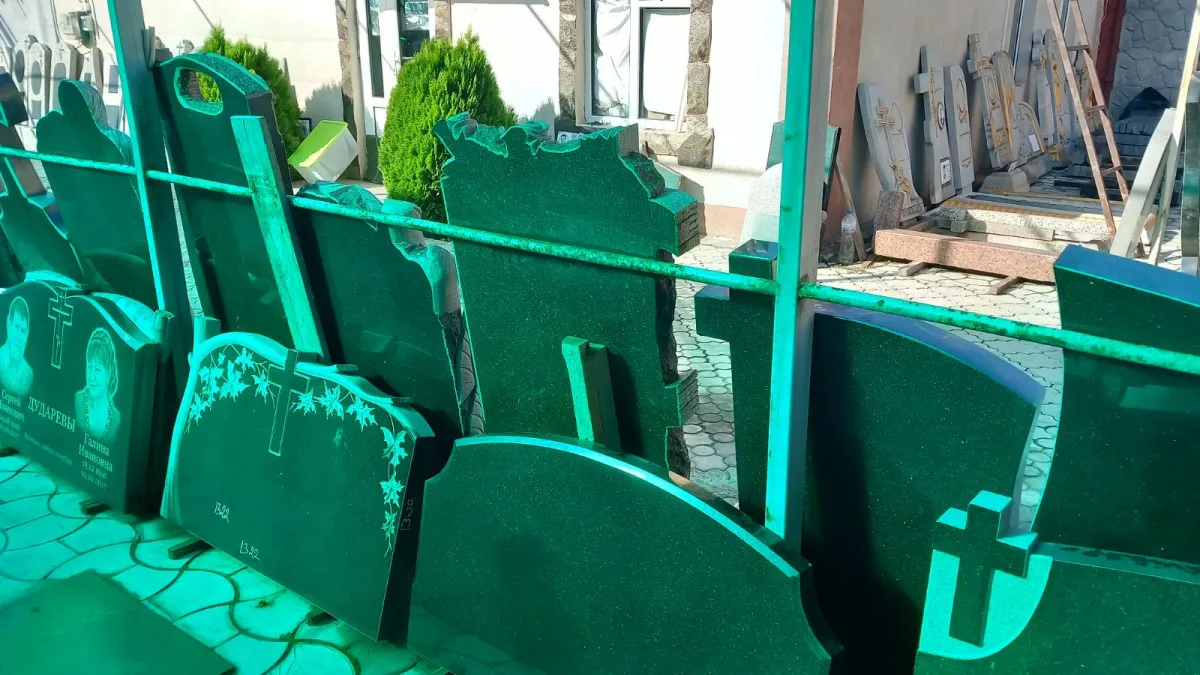 Заказать памятники из гранита — от изготовления до установки в ПМР
