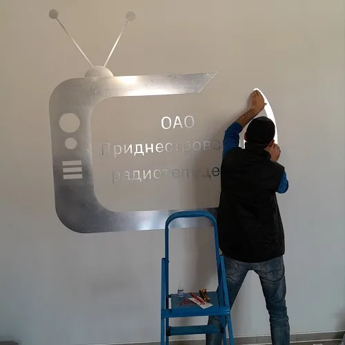 Монтаж настенной вывески у заказчика