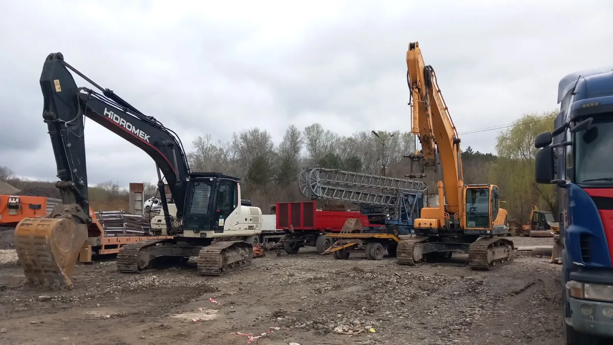 Închiriere excavator pe șenile în Chișinău și Moldova