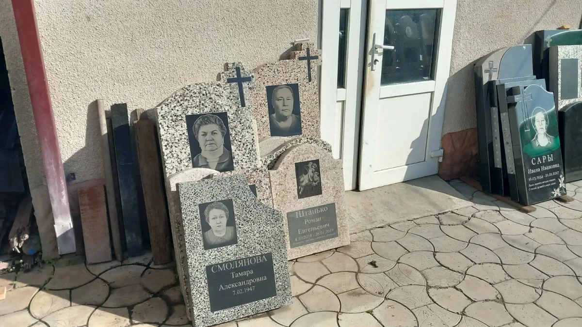 Бетонные памятники на могилу от завода изготовителя Тирасполь