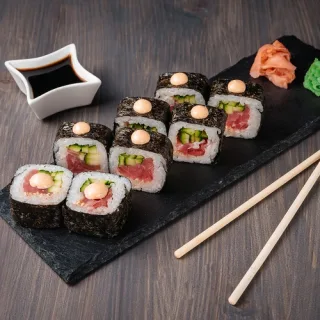 Подарок жене на день рождения - закажи красивые и вкусные суши в подарок. Жена оценит