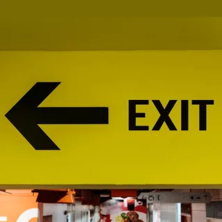 EXIT Табличка желтого цвета Тирасполь